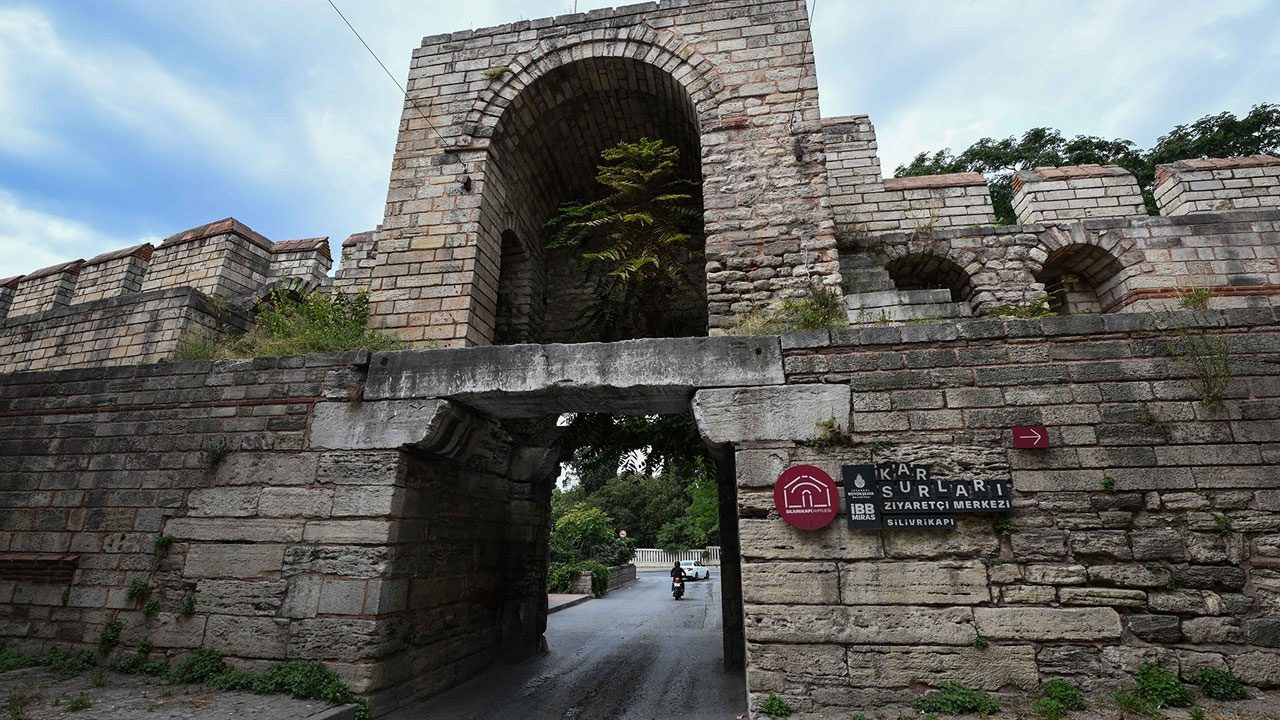 Foto - Hikayesi Bizans’tan Osmanlı’ya uzanıyor! İstanbul’un surlarında asılı duran bu gürzün sırrı ne? 