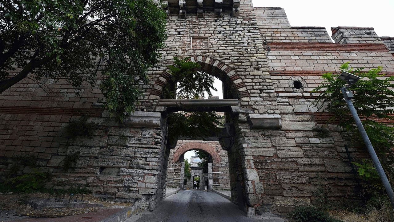 Foto - Hikayesi Bizans’tan Osmanlı’ya uzanıyor! İstanbul’un surlarında asılı duran bu gürzün sırrı ne? 
