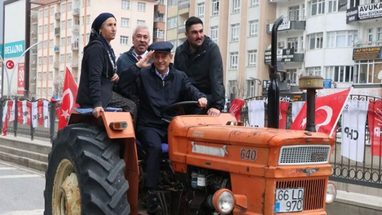 Foto - Hilal Kaplan isyan etti: Önce traktörleri teslim etseydiniz