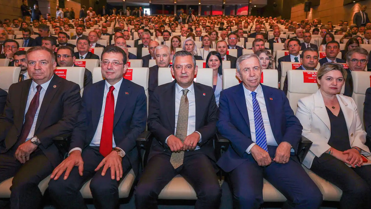 Foto - Hilal Kaplan isyan etti: Önce traktörleri teslim etseydiniz