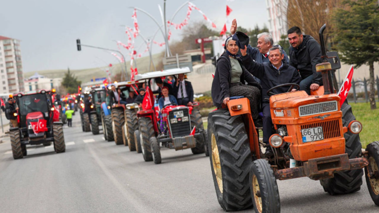 Foto - Hilal Kaplan isyan etti: Önce traktörleri teslim etseydiniz