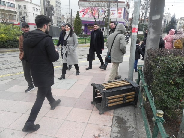 Foto - Hıncını çöp kutusunu devirerek çıkardı