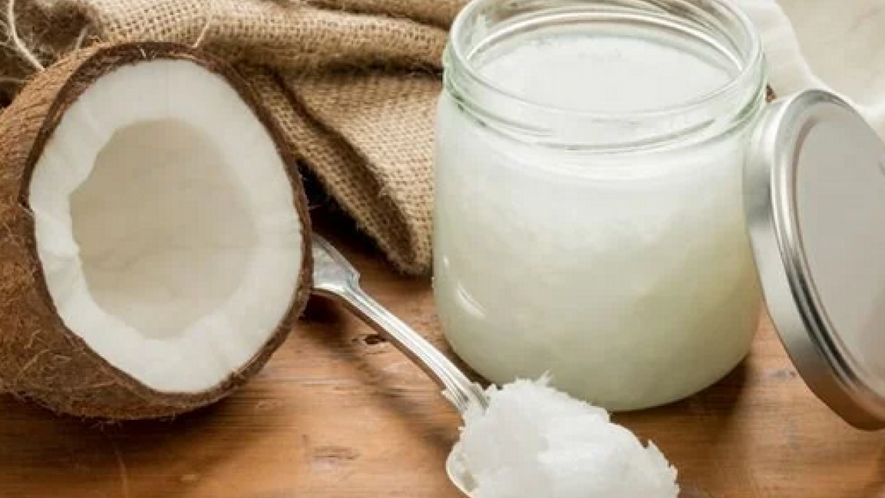 Hindistan cevizi yağı 2 haftada sizi 10 yaş gençleştirecek! Yaşlanmayı geciktiriyor, kırışıklıkları azaltıyor