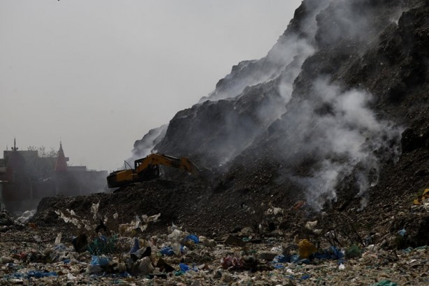 Foto - Hindistan Dünya Çevre Günü'nü böyle karşıladı! Bölgeden dumanlar yükseldi