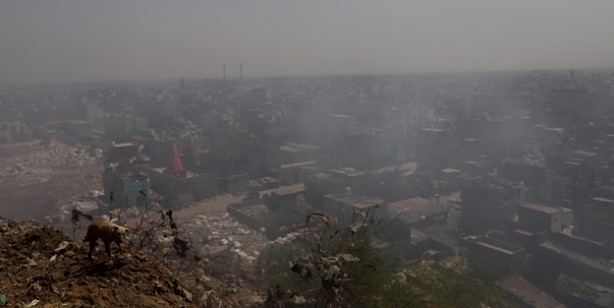 Hindistan Dünya Çevre Günü'nü böyle karşıladı! Bölgeden dumanlar yükseldi