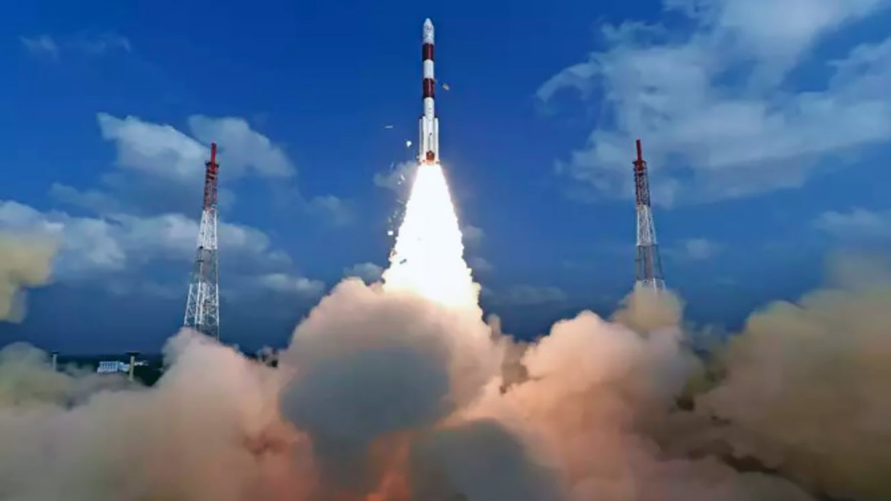 Foto - Hindistan iki uydu taşıyan ilk roketini fırlattı!