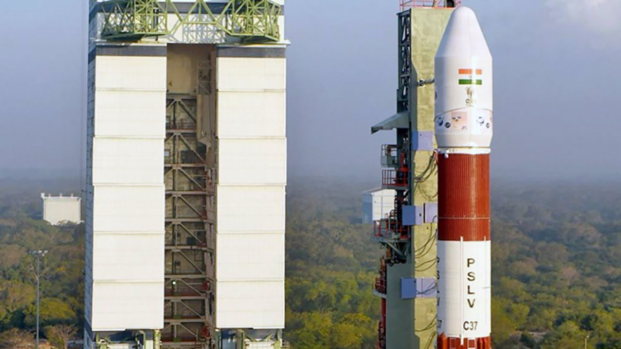 Foto - Hindistan iki uydu taşıyan ilk roketini fırlattı!