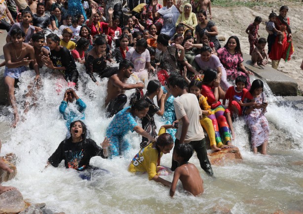 Foto - Hindistan tarihinin en sıcak günlerini yaşıyor! Ölü sayısı yükseliyor!