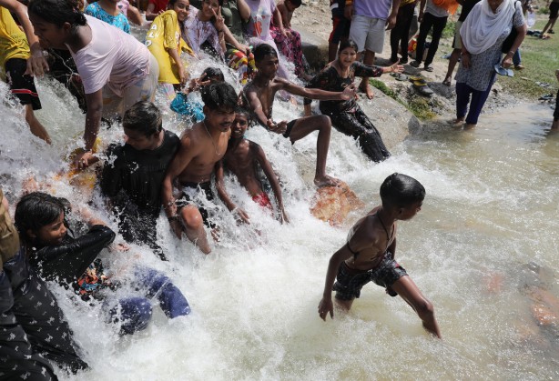 Foto - Hindistan tarihinin en sıcak günlerini yaşıyor! Ölü sayısı yükseliyor!
