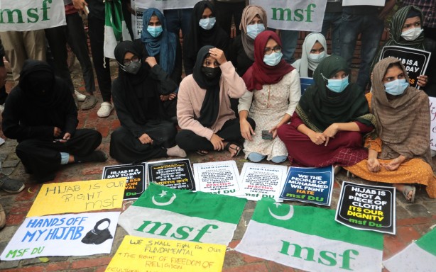 Foto - Hindistan'da başörtüsü yasağına tepkiler artıyor! Derslere alınmayan öğrenciler gösteri düzenledi