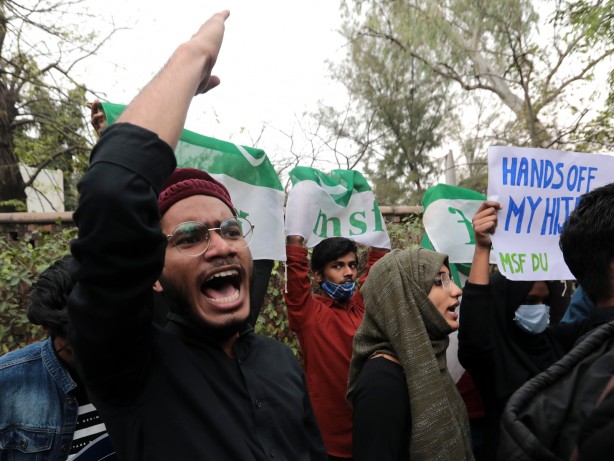 Foto - Hindistan'da başörtüsü yasağına tepkiler artıyor! Derslere alınmayan öğrenciler gösteri düzenledi