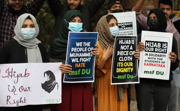 Foto - Hindistan'da başörtüsü yasağına tepkiler artıyor! Derslere alınmayan öğrenciler gösteri düzenledi