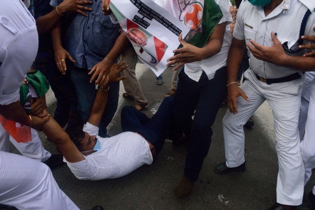 Hindistan'da 'hükümet bizi gözetliyor' iddiası! Protesto edildi