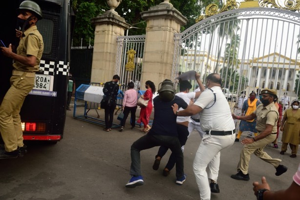 Foto - Hindistan'da 'hükümet bizi gözetliyor' iddiası! Protesto edildi