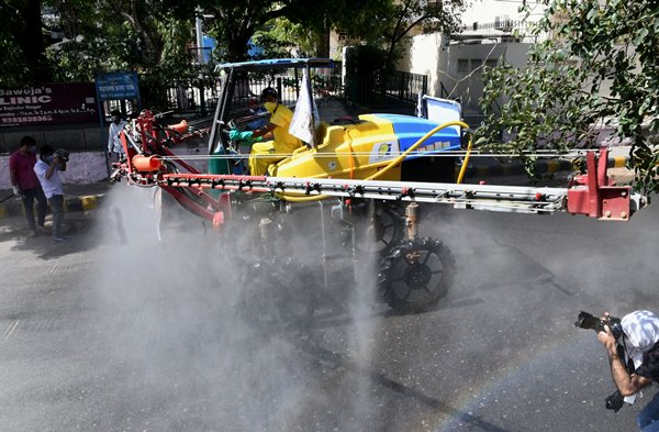 Foto - Hindistan'da ilginç görüntüler! Böyle dezenfekte ettiler