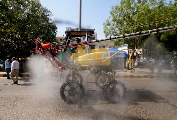 Foto - Hindistan'da ilginç görüntüler! Böyle dezenfekte ettiler