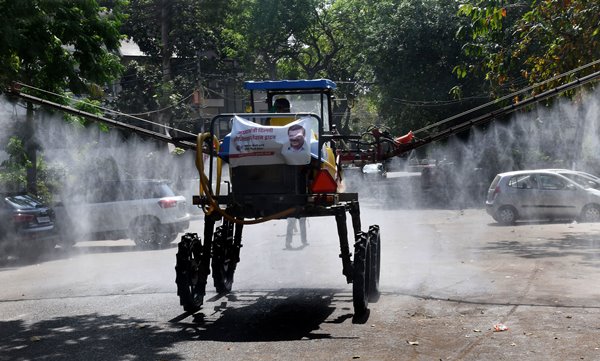 Foto - Hindistan'da ilginç görüntüler! Böyle dezenfekte ettiler