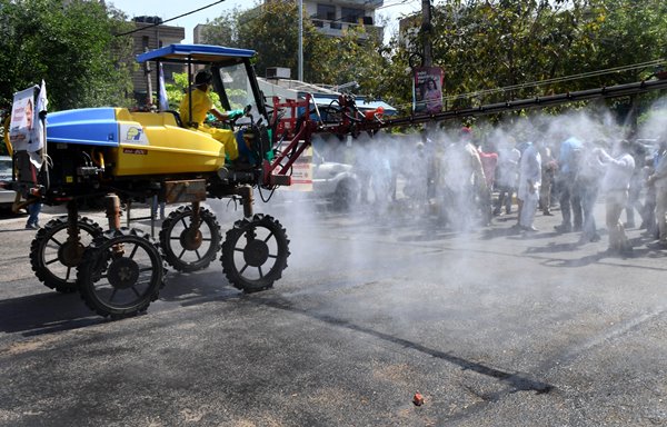 Foto - Hindistan'da ilginç görüntüler! Böyle dezenfekte ettiler