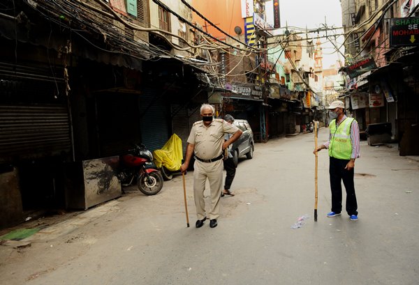 Foto - Hindistan'da ilginç görüntüler! Böyle dezenfekte ettiler