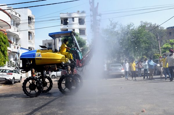 Foto - Hindistan'da ilginç görüntüler! Böyle dezenfekte ettiler