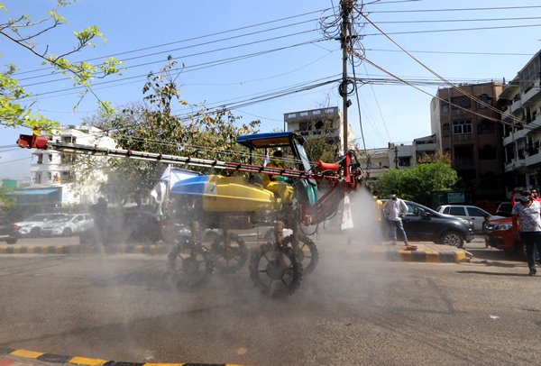 Foto - Hindistan'da ilginç görüntüler! Böyle dezenfekte ettiler