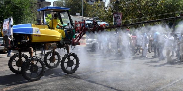 Foto - Hindistan'da ilginç görüntüler! Böyle dezenfekte ettiler
