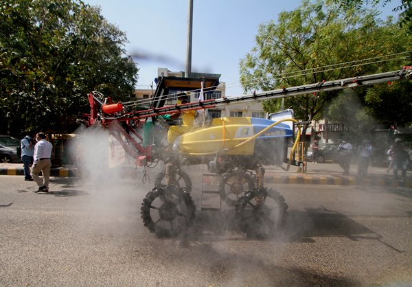 Hindistan'da ilginç görüntüler! Böyle dezenfekte ettiler