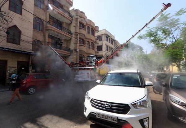 Foto - Hindistan'da ilginç görüntüler! Böyle dezenfekte ettiler