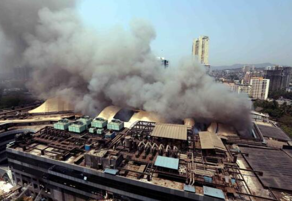Hindistan'da koronavirüs hastanesinde yangın: 9 ölü