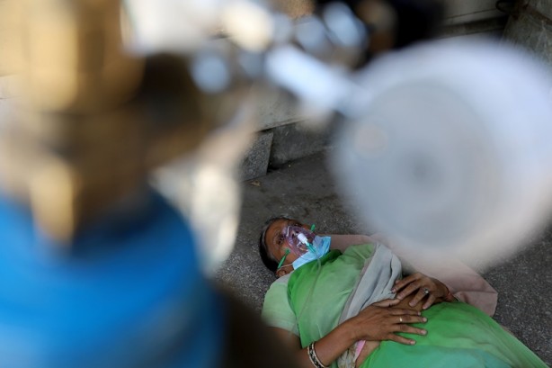 Hindistan'da vaka sayısı tırmanıyor! Hastalar yerlerde