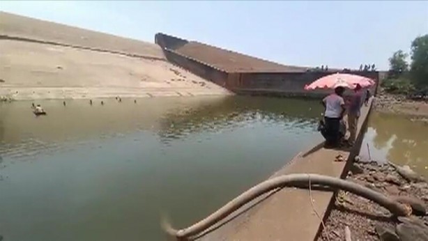 Hindistanlı yetkili suya düşen telefonunu bulmak için barajı boşalttırdı