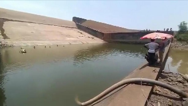 Foto - Hindistanlı yetkili suya düşen telefonunu bulmak için barajı boşalttırdı
