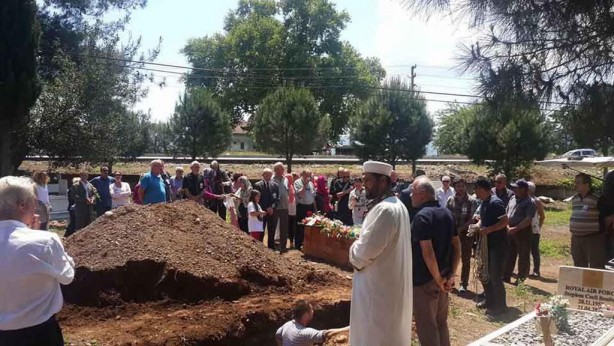 Foto - Hıristiyan olarak yaşadı, Müslüman gibi gömüldü .