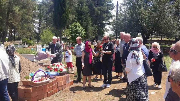 Foto - Hıristiyan olarak yaşadı, Müslüman gibi gömüldü .