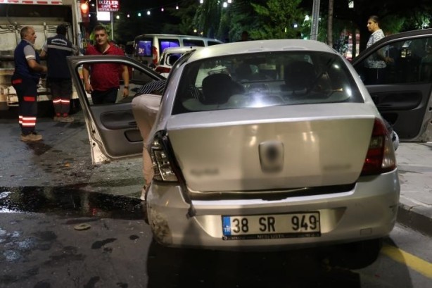 Hırsını önce aracın tamponundan, sonra gazetecilerden çıkarttı