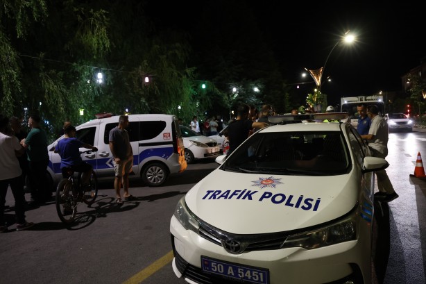 Foto - Hırsını önce aracın tamponundan, sonra gazetecilerden çıkarttı