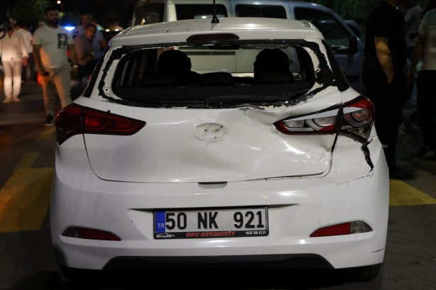 Foto - Hırsını önce aracın tamponundan, sonra gazetecilerden çıkarttı