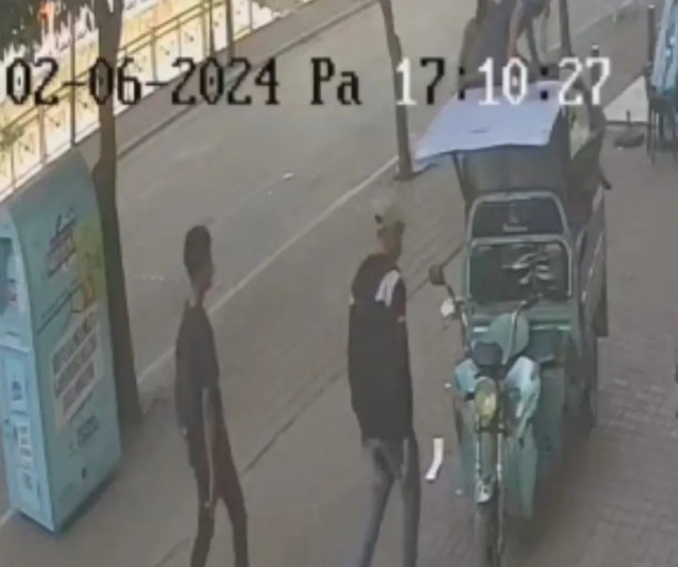 Foto - Hırsız motosikleti sahibi ile çaldı: İşte trajikomik görüntüler...