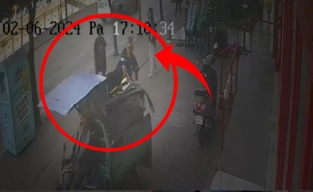 Hırsız motosikleti sahibi ile çaldı: İşte trajikomik görüntüler...