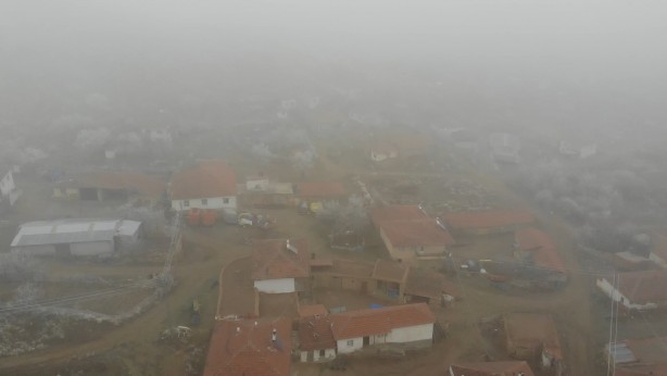 Foto - Hırsızlar köyün kabusu oldu! Araçla gelip eşyaları yüklediler