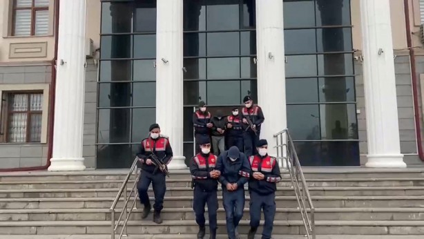 Foto - Hırsızlar köyün kabusu oldu! Araçla gelip eşyaları yüklediler