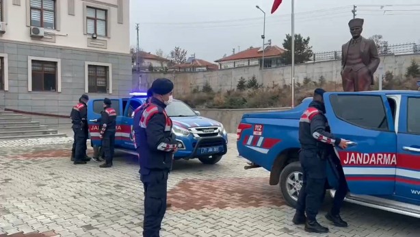 Foto - Hırsızlar köyün kabusu oldu! Araçla gelip eşyaları yüklediler