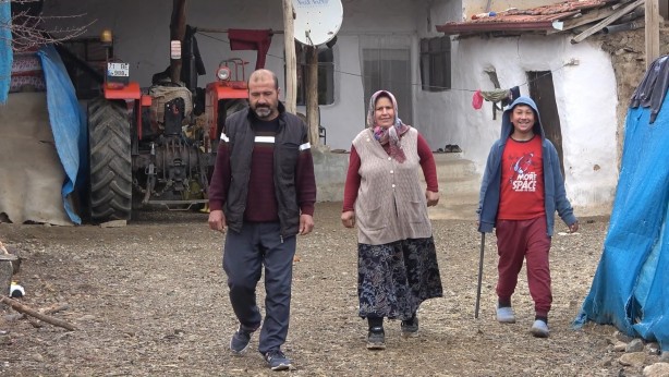 Foto - Hırsızlar köyün kabusu oldu! Araçla gelip eşyaları yüklediler