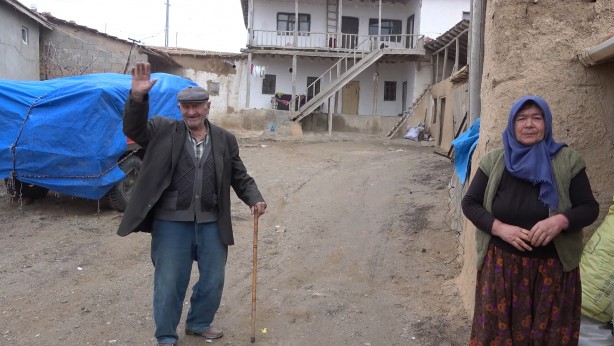 Foto - Hırsızlar köyün kabusu oldu! Araçla gelip eşyaları yüklediler