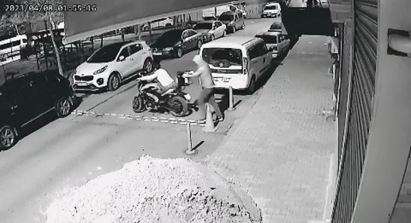 Foto - Hırsızlık anları kameralara yansıdı! 100 bin liralık motosiklet böyle çalındı