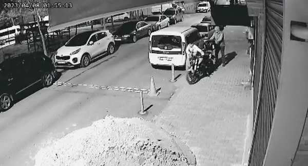 Hırsızlık anları kameralara yansıdı! 100 bin liralık motosiklet böyle çalındı