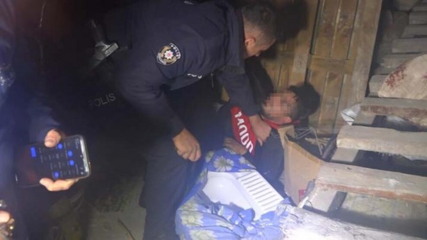 Hırsızlık şüphelisi uyuyor numarası yaptı! Polisi görünce verdiği cevap olay oldu