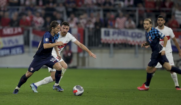 Hırvatistan tribünlerinden ırkçı skandalı: UEFA'dan ceza yolda! Görüntüler ortalığı ayağa kaldırdı...