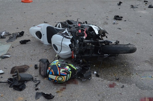 Hız motosikletiyle çarpışan aracın sürücüsü kaçtı