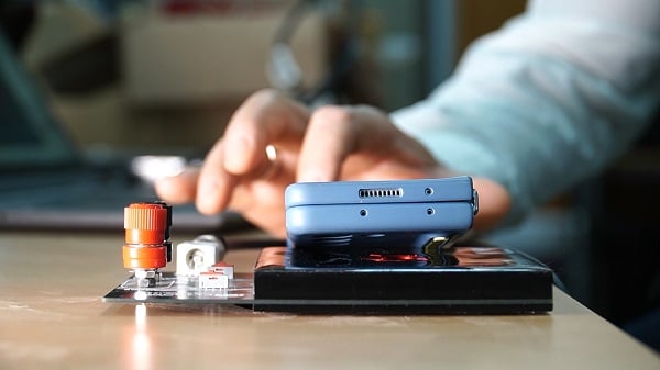 Hızı saatte 300 bin kilometre bölü saniye... Einstein'ın teorisini Türk profesör ispatladı